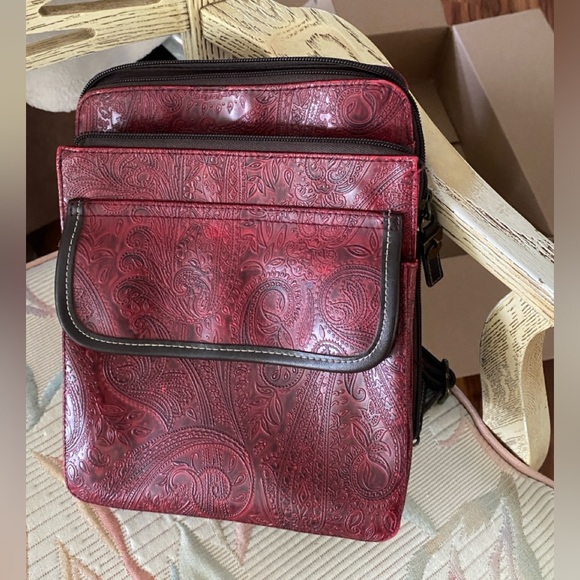 Relic Leather Purse. It’s a crossbody purse with an adjustable strap. - Picture 1 of 8